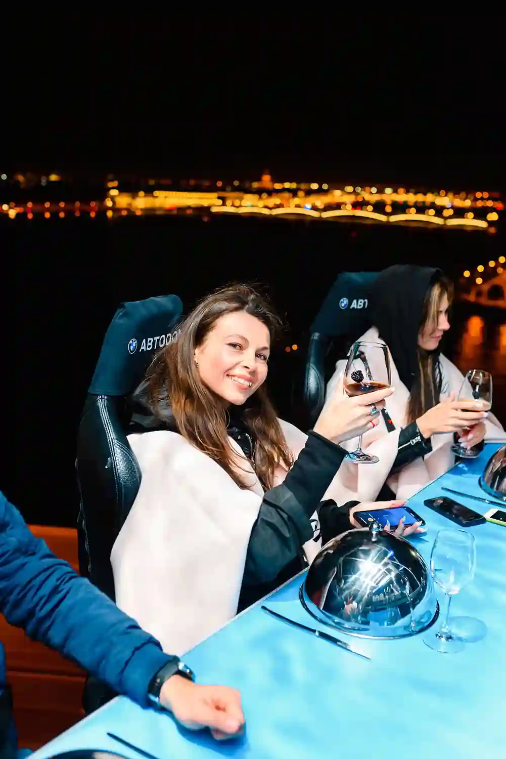 КОМФОРТ И БЕЗОПАСНОСТЬ НА ВЫСОТЕ С DINNER IN THE SKY И АВТОДОМ.