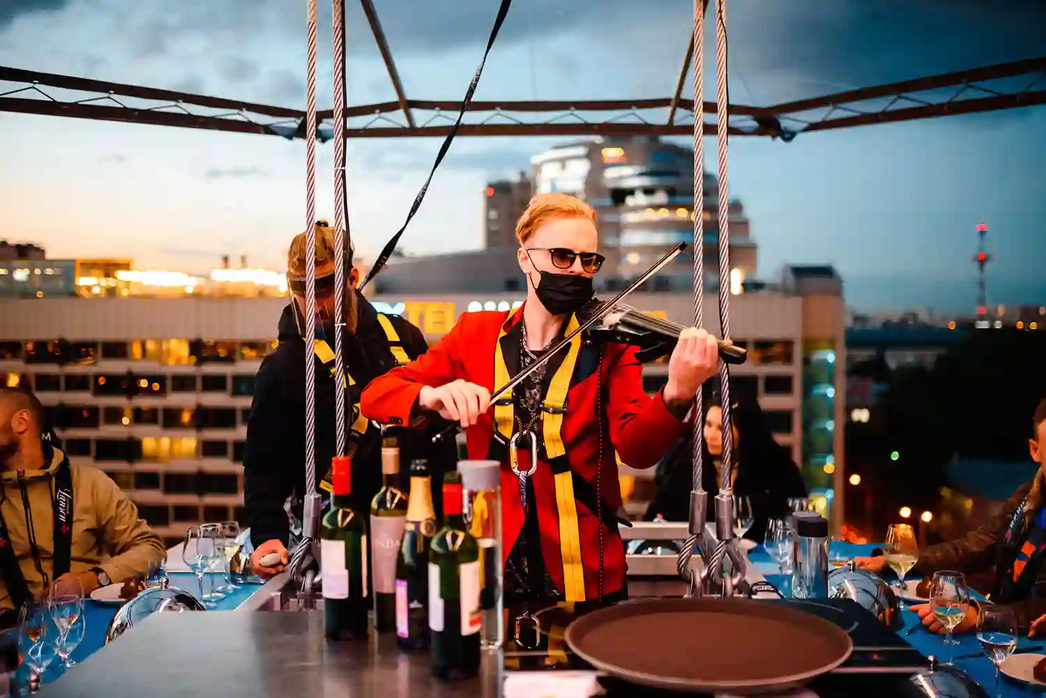 КОМФОРТ И БЕЗОПАСНОСТЬ НА ВЫСОТЕ С DINNER IN THE SKY И АВТОДОМ.