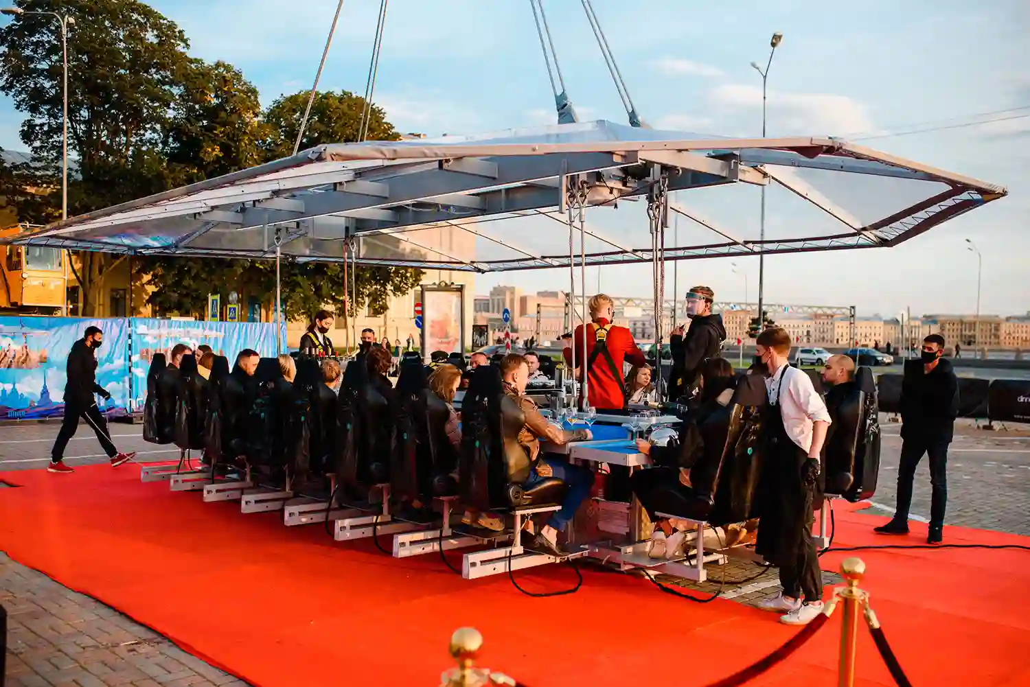КОМФОРТ И БЕЗОПАСНОСТЬ НА ВЫСОТЕ С DINNER IN THE SKY И АВТОДОМ.