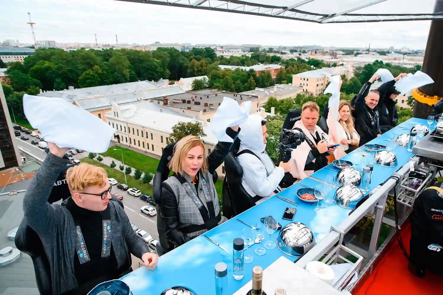 КОМФОРТ И БЕЗОПАСНОСТЬ НА ВЫСОТЕ С DINNER IN THE SKY И АВТОДОМ.
