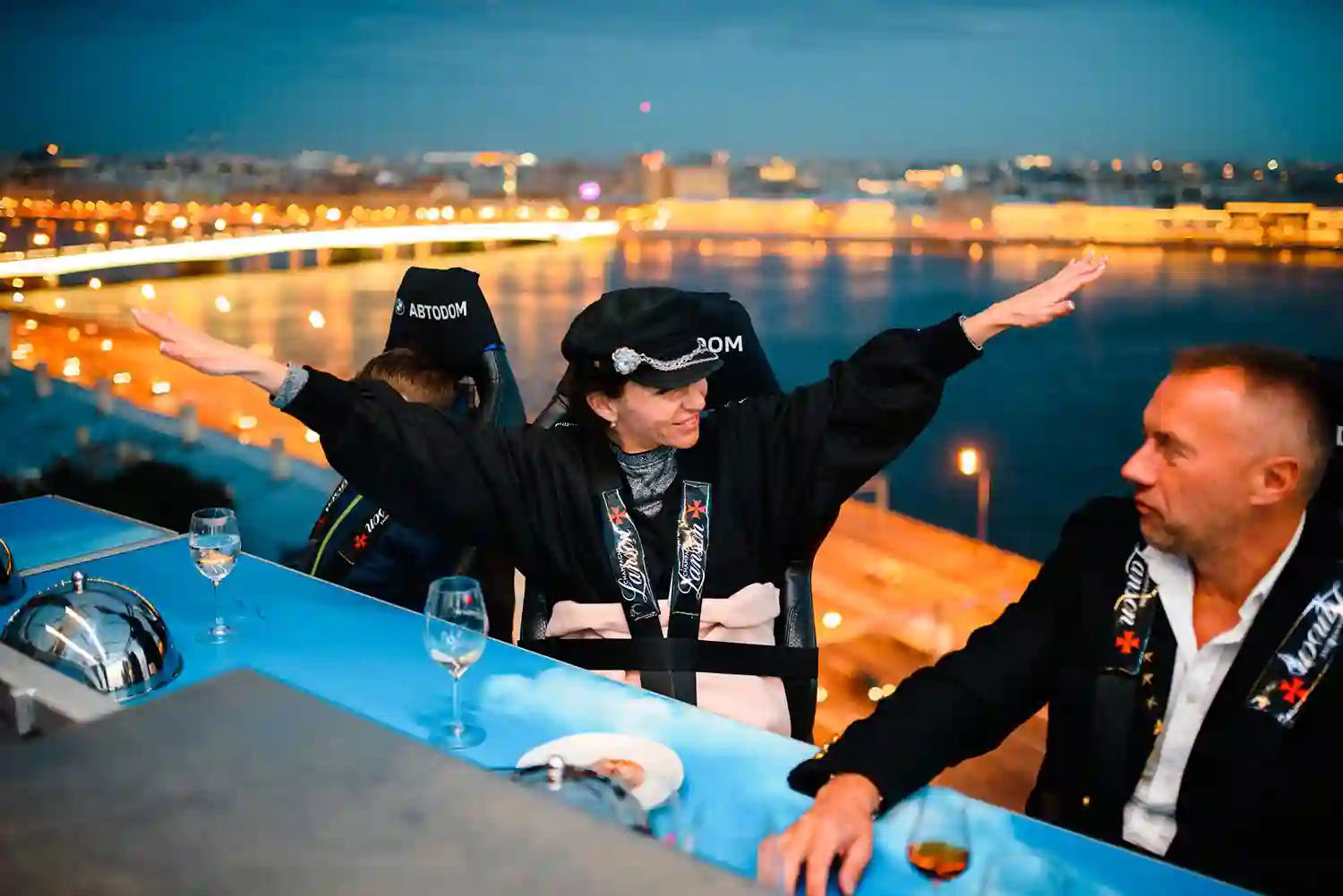 КОМФОРТ И БЕЗОПАСНОСТЬ НА ВЫСОТЕ С DINNER IN THE SKY И АВТОДОМ.