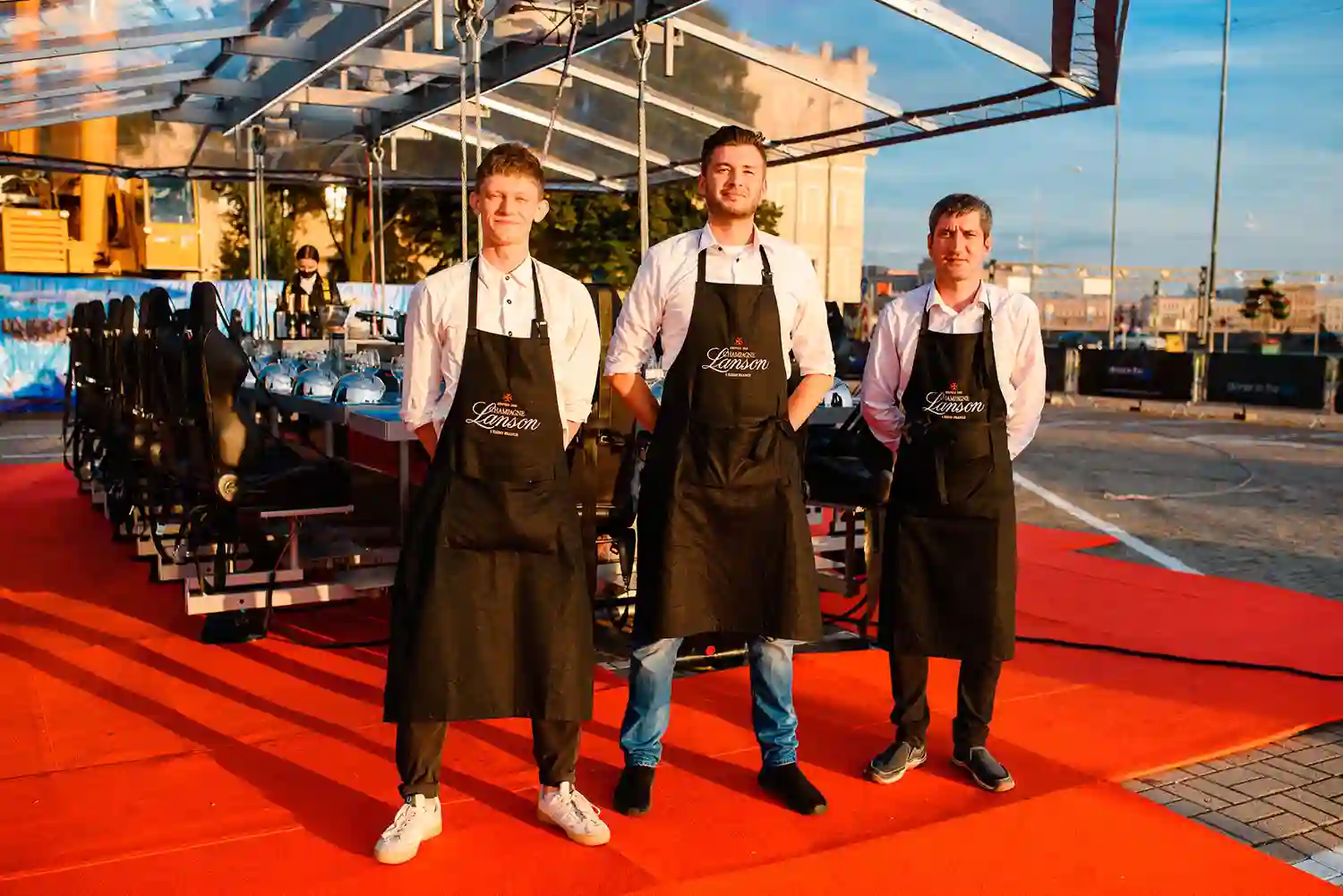 КОМФОРТ И БЕЗОПАСНОСТЬ НА ВЫСОТЕ С DINNER IN THE SKY И АВТОДОМ.