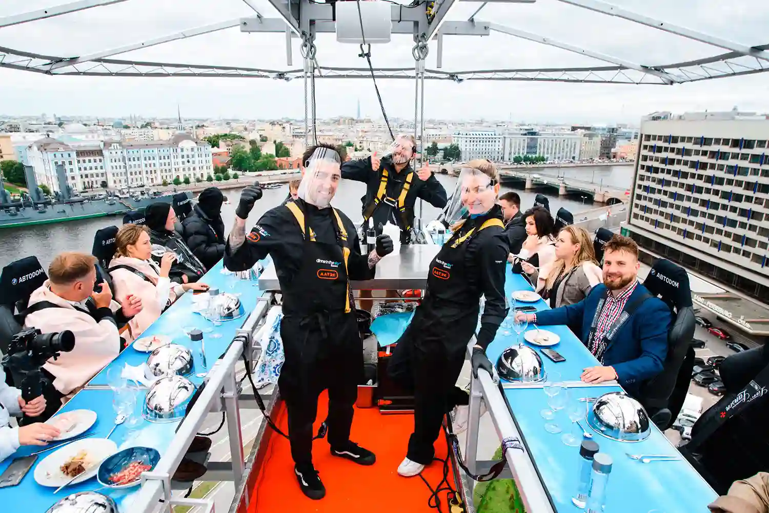 КОМФОРТ И БЕЗОПАСНОСТЬ НА ВЫСОТЕ С DINNER IN THE SKY И АВТОДОМ.