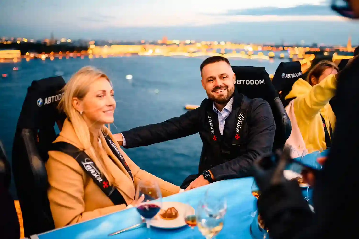 КОМФОРТ И БЕЗОПАСНОСТЬ НА ВЫСОТЕ С DINNER IN THE SKY И АВТОДОМ.
